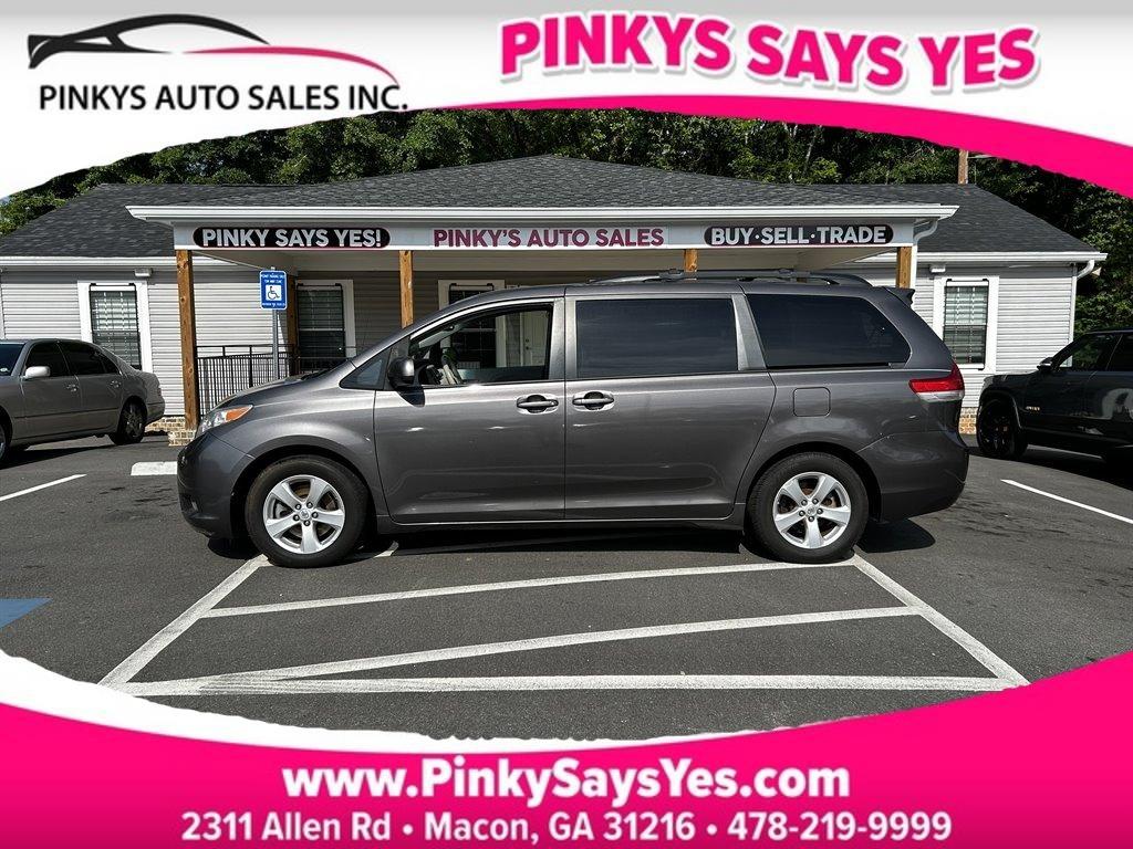 2014 Toyota Sienna LE's photo